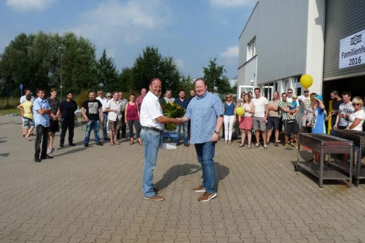 Gratulation durch Herrn Sven Bargfrede (GF) zum 25. Jubiläum von Jörn Schleicher beim Familienfest