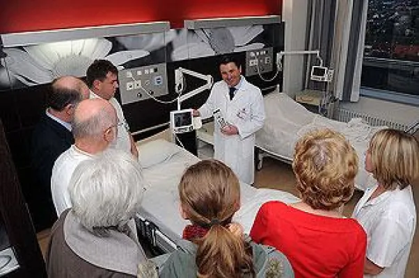 Bild: Vier Sterne im Krankenzimmer - Wünsche GmbH richtet Musterstation des Klinikums Fulda ein
