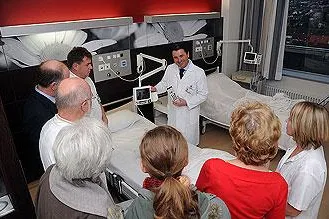 Bild: Vier Sterne im Krankenzimmer - Wünsche GmbH richtet Musterstation des Klinikums Fulda ein
