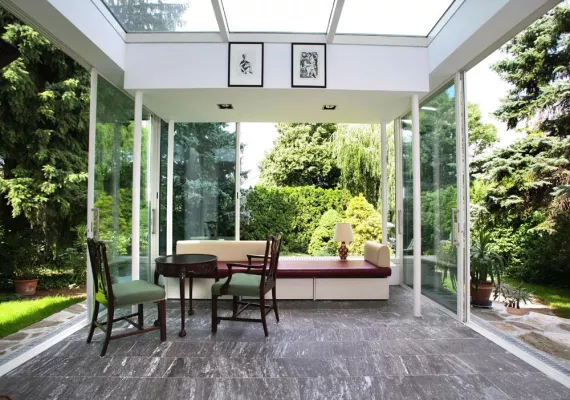 Bild: Wohnzimmer hinter Glas