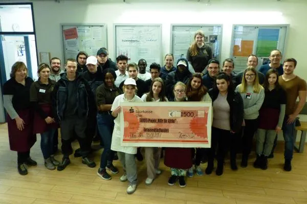Bild: Ulmer Azubis spenden 1.500 Euro für Bildungsprojekt in Afrika