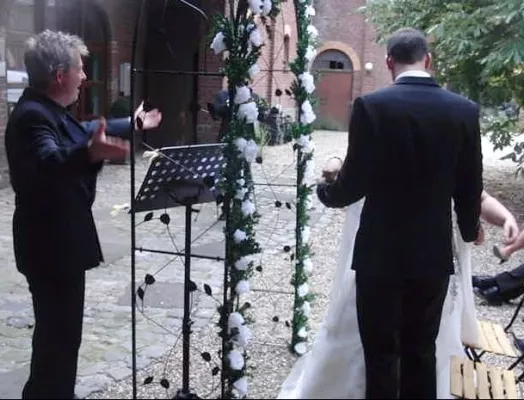 Bild: Freie Hochzeitszeremonie – Es geht auch ohne Kirche