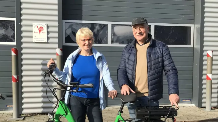 Bild: Klimafreundlich auf zwei Rädern: HanseWerk Tochter SH Netz stattet Gemeinde Humptrup mit Elektrofahrrad aus 