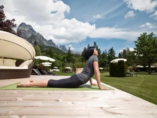 Sonnengruß, Kopfstand & Kobra in Leogang Bild: Sonnengruß, Kopfstand & Kobra in Leogang