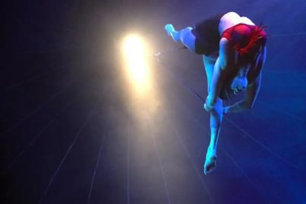 „Beyond“ – die akrobatische Show zu Gast in Berlin. Foto: Andy Phillipson