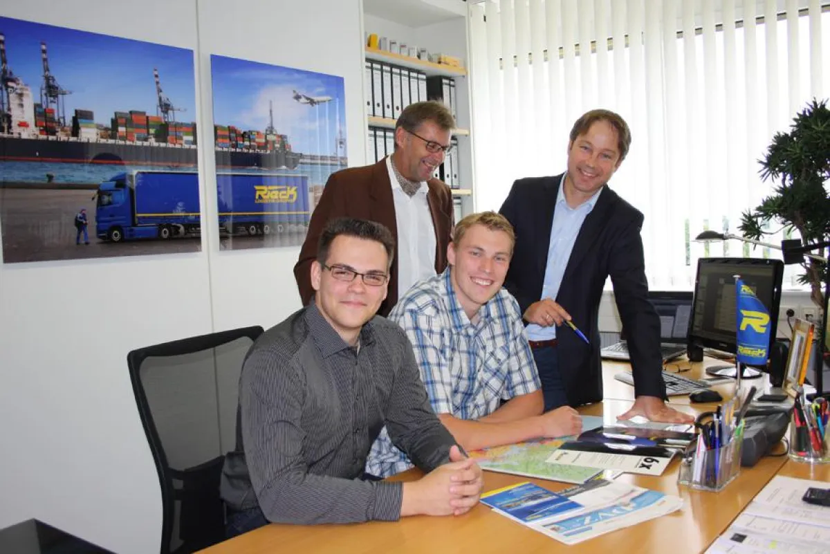 Klaus Fischer, Ausbildungsleiter bei Rieck, Patrick von Oy, Rieck-Geschäftsleitung, und Studenten