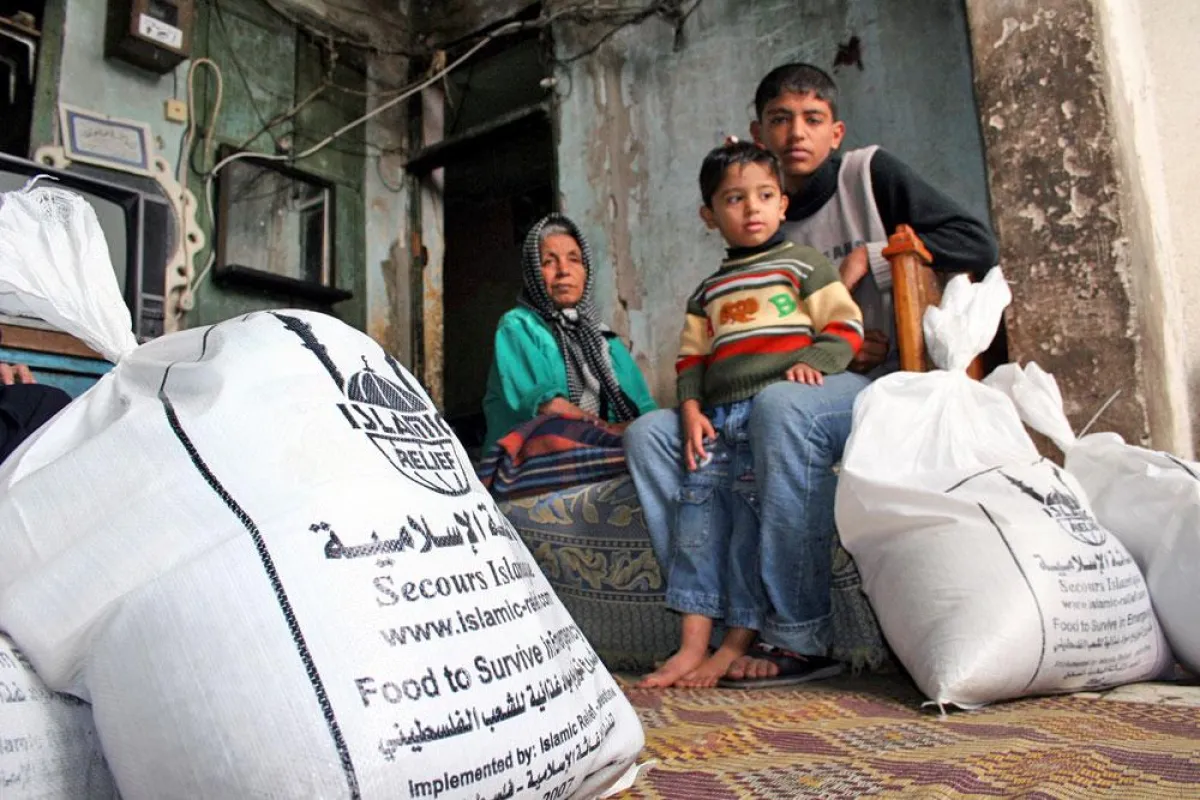Palästinensische Familie erhält Lebensmittelspenden von Islamic Relief.