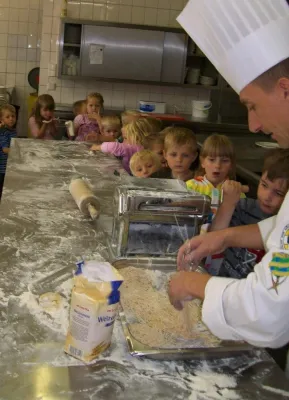 Bild: Abenteuer Nudeln kochen - Rheinsberger Kindergarten Kinder lernen vom Küchenchef wie man Spaghetti zubereitet.