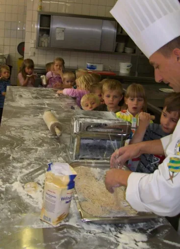 Bild: Abenteuer Nudeln kochen - Rheinsberger Kindergarten Kinder lernen vom Küchenchef wie man Spaghetti zubereitet.