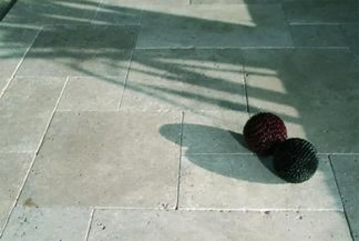 Der helle Travertin für Außen: fugenlos im Römischen Verband verlegt.