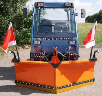 Bild: Anbaugeräte im Winterdienst-Einsatz - Modelle für Kommunen, Firmen und Privatleute im Überblick