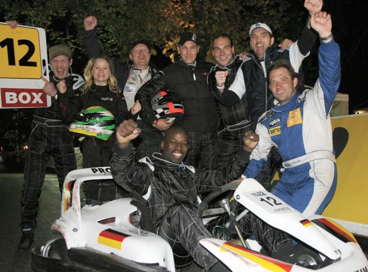 v.l.n.r.:Regisseur Fitz van Thom, Rennfahrerin Jackie Weiss, Ralleyfahrer Freddy Leitner, TV-Star Christian Storm, Sportmanager Dieter Pilz, Schauspieler Joe Rabl und Formel3 Teamchef Thomas Rössler.I