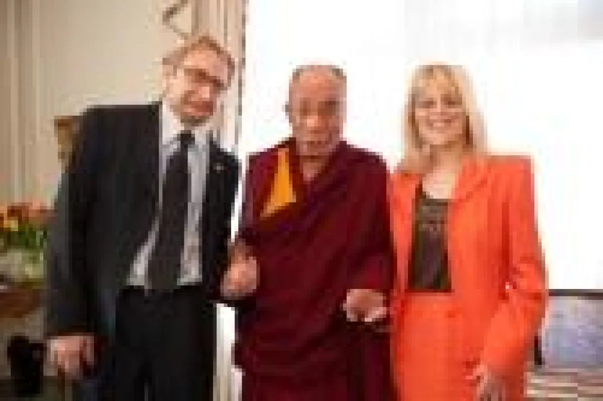 Ehepaar Ulmer mit seiner Heiligkeit, dem 14. Dalai Lama in Baden-Baden (2009) © Manuel Bauer, Agentur Focus, Hamburg