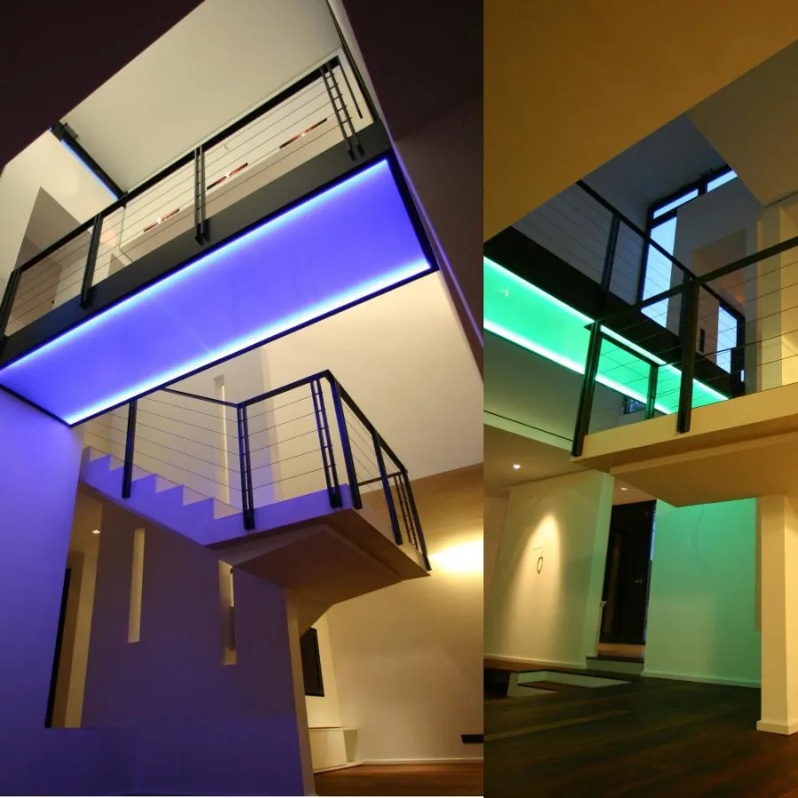 Unterleuchtete Brückenkonstruktion in einem Wohnhaus mit farbsteuerbaren LED-Leuchten (Foto: MRJ-Architekten)