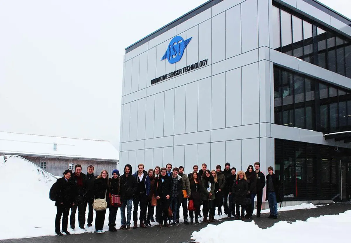 Die Studierenden bei ihrer Exkursion zur IST AG