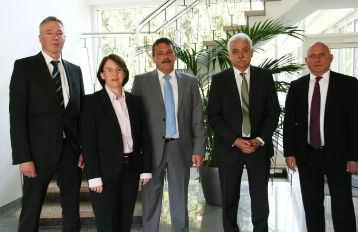 Landrat Klaus Peter Schellhaas (Mitte) zu Besuch bei SGD und Wilhelm Büchner Hochschule