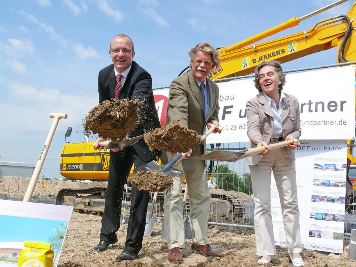 Schwungvoll der Zukunft entgegen: Dr. h. c. Peter Jentschura (M.) nahm zusammen mit Dr. Thomas Robbers, Geschäftsführer der Wirtschaftsförderung Münster, sowie Ehefrau Gertrud Jentschura die Spaten in