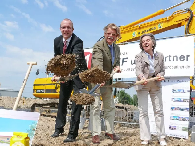 Bild: Erster Spatenstich für neue Produktion