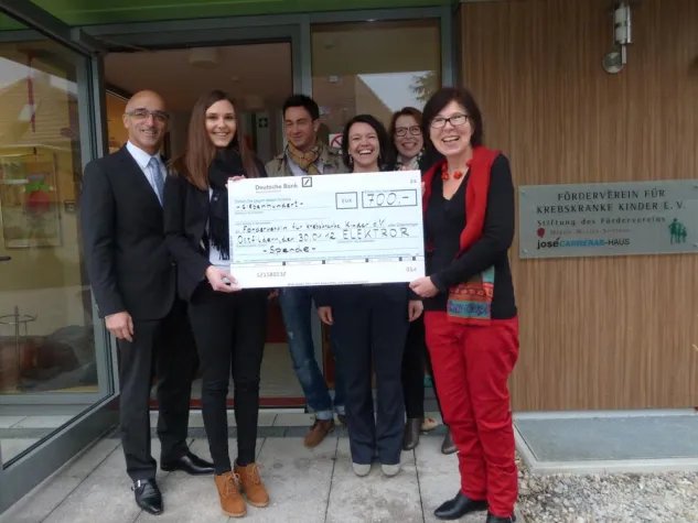 Elektror-Azubis sammeln 700 Euro für krebskranke Kinder Bild: Elektror-Azubis sammeln 700 Euro für krebskranke Kinder