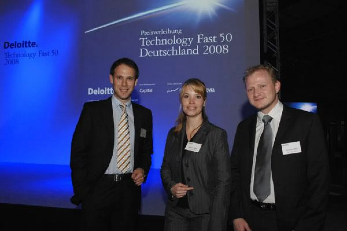 Erfolg mit Domains: v.l.: Thorsten Smeets (COO), Jessica Pfeiffer (Marketing/HR) und Alexander Siffrin (CEO) bei der Verleihung des Deloitte Technology Fast 50-Awards in Düsseldorf