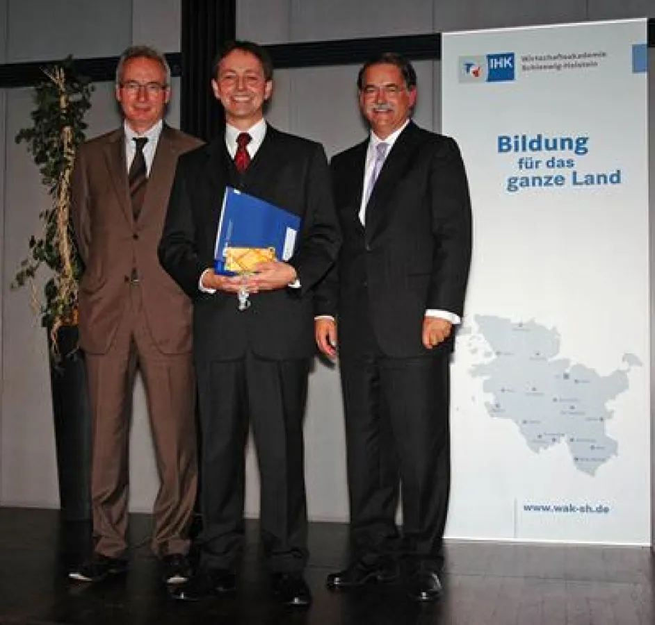 (v.l.n.r.): Prof. Dr. Bernd Rohwer, Jahrgangsbester Kay Schippling, Dr. Detlef Reeker