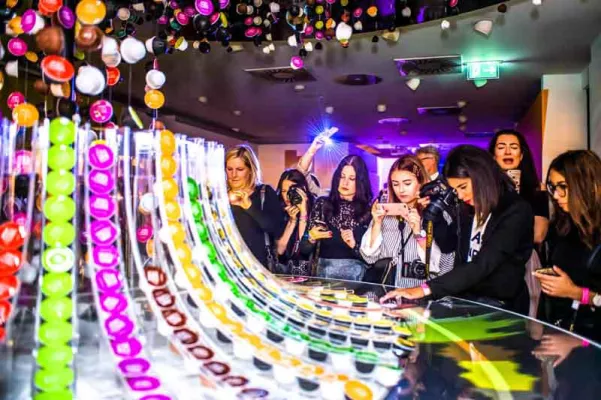 Bild: Jazzunique inszeniert Raumgestaltung und Opening Event der NESCAF? Dolce Gusto® Pop-up-Lounge in Köln