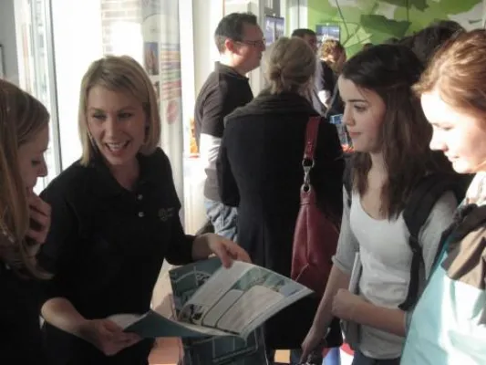 Bild: Jugendbildungsmesse informiert in Berlin über Auslandsaufenthalte - Junge Weltentdecker zieht es in die Ferne