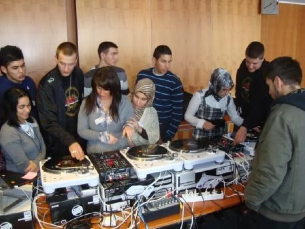 Schüler der Max-Planck-Oberschule und Hermann-Hesse-Oberschule nehmen aktiv am DJ-Workshop teil