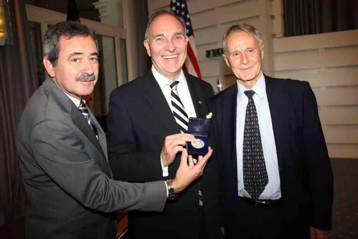 VDAC-Präsident Gary Bautell (links) mit dem Empfänger der Lucius D. Clay-Medaille Fred B. Irwin und Laudator dem SPD-Politiker Han