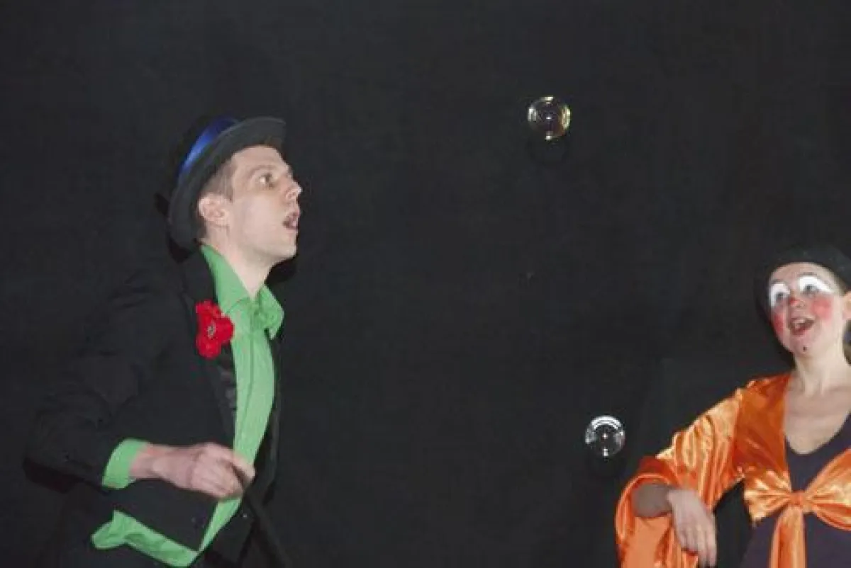 Zauberhaftes Varieté in der WeyHalla: Urs Jandl und Frau Rund (Julia Espenberger)