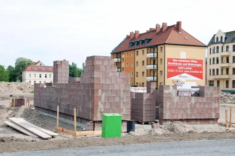 Bild: Bauen attraktiv wie nie : Baufirmen präsentieren vom 3. bis 9. Juni 2012 Brandenburger Baugebiet "Havelkiez"