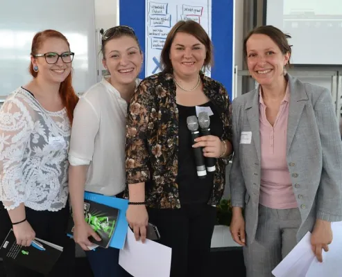 Bild: Erfolgreiche HdWM-Kontaktmesse: Studierende kommen mit Partnerfirmen ins Gespräch - attraktiver Company-Slam