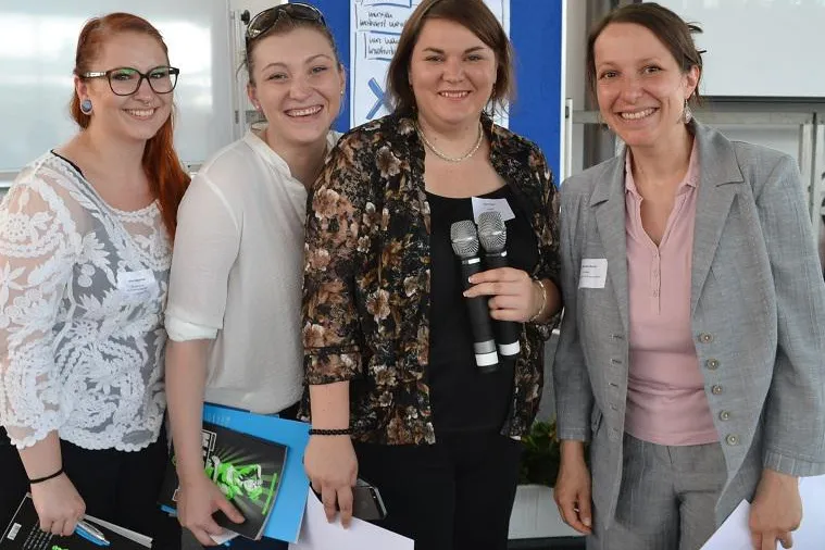 Bild: Erfolgreiche HdWM-Kontaktmesse: Studierende kommen mit Partnerfirmen ins Gespräch - attraktiver Company-Slam