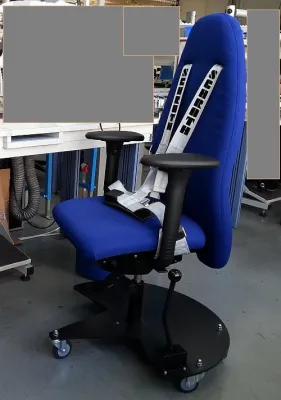 Bild: Ergonomischer Arbeitsstuhl mit feststellbarer Laufrollen-Bremse und Sicherheitsgurten bei Epilepsie