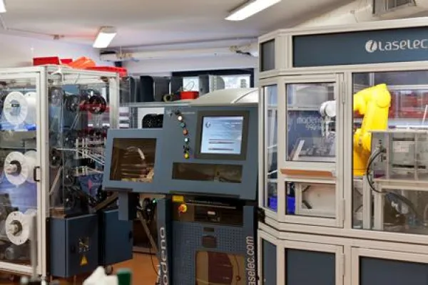 Bild: Hochleistungsausrüstungen für die automatische Kabelverarbeitung