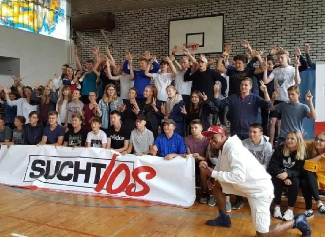 suchtLOS: Martin Rietsch alias 2schneidig engagiert sich an Schulen gegen Sucht und Drogen
