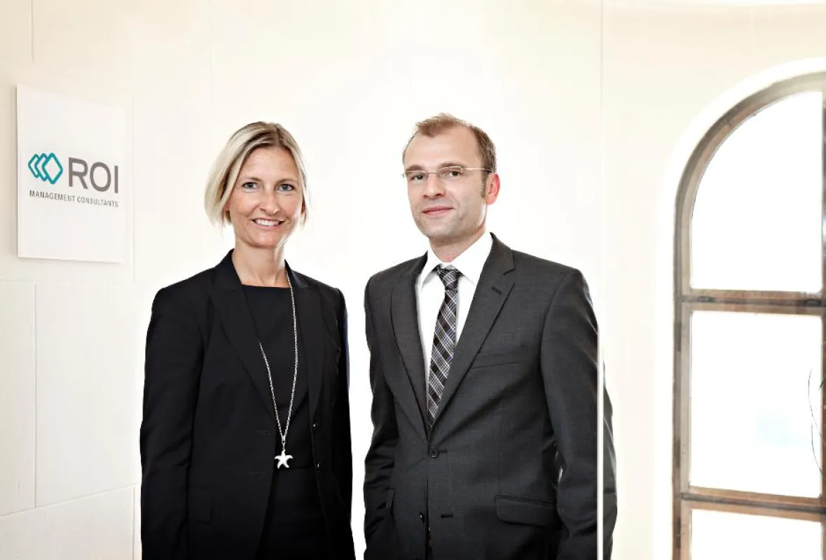 Partnerschaft geschlossen: Susanne Drexl-Wittbecker (ROI), Michael Linder (FACTON)