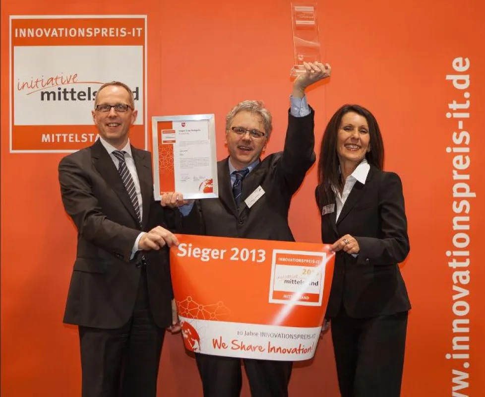 Preisverleihung auf der CeBIT an Dr. Fabian Kempf. Foto: Initiative Mittelstand