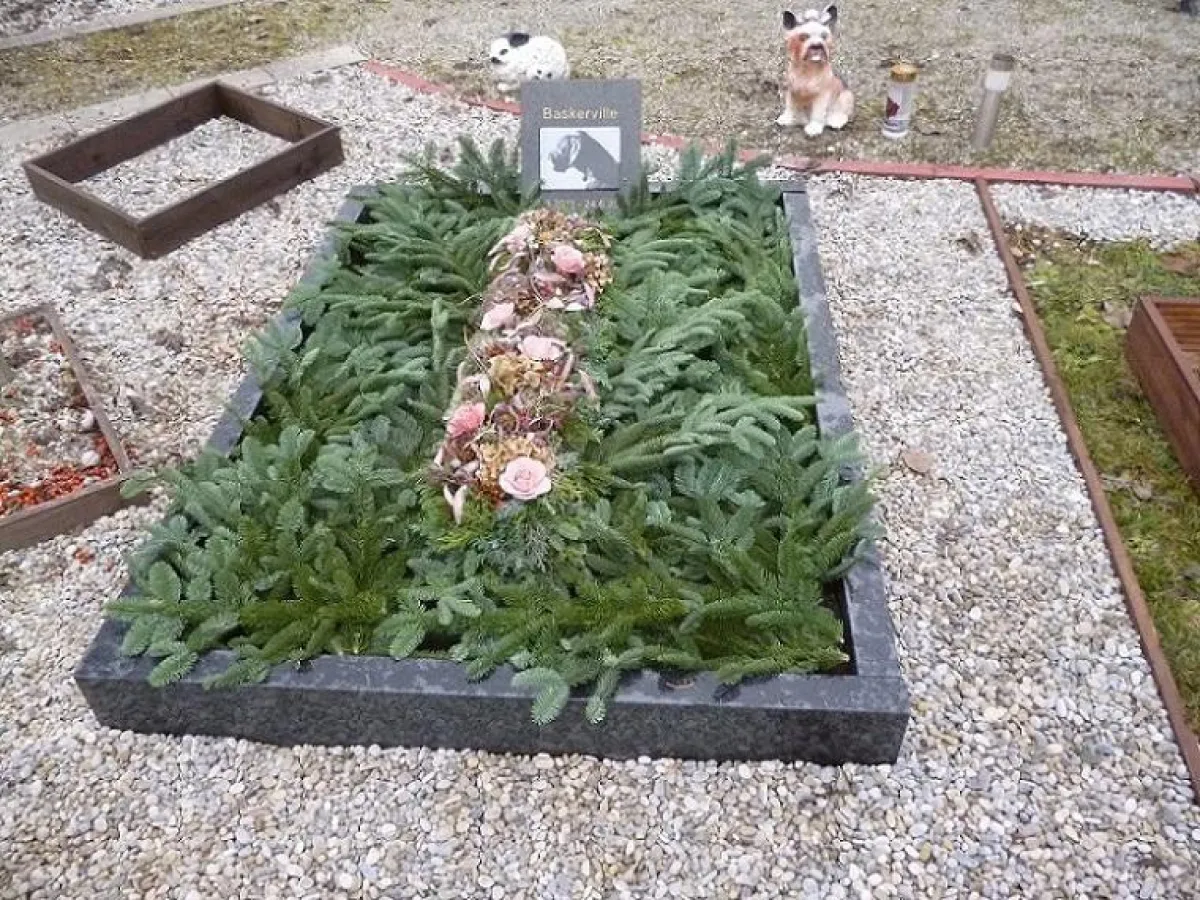 Geschmücktes Grab für Weihnachten 2018 am Tierfriedhof München, Deutsche Dogge aus Innsbruck !