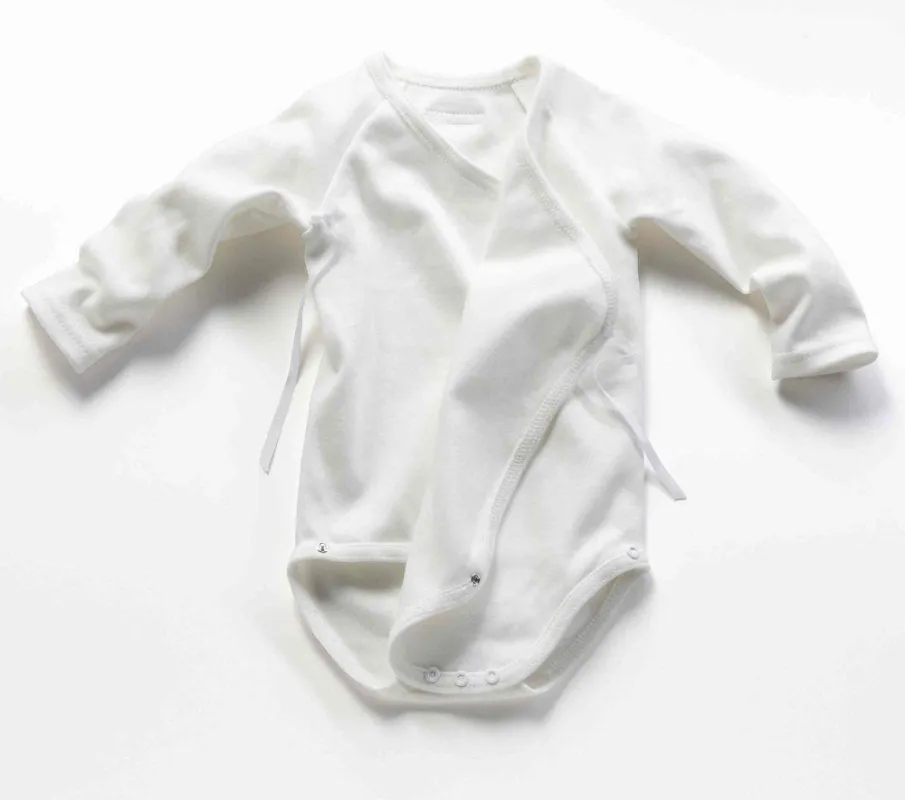 Die Wickelfunktion dieses Bodys lässt ihn babyleicht anziehen