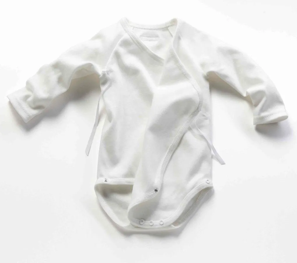 Die Wickelfunktion dieses Bodys lässt ihn babyleicht anziehen