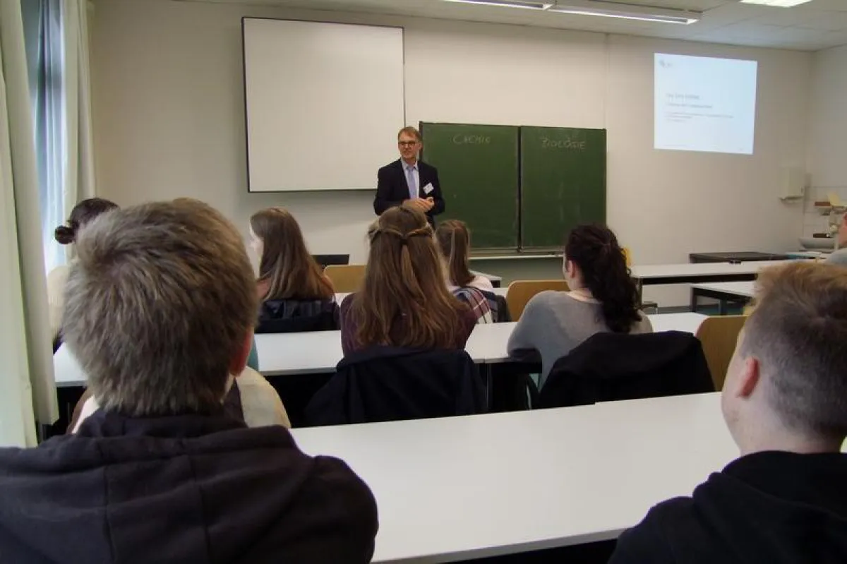 Prof. Dr. Thomas Stumm begrüßt Oberstufenschüler zum Tag der Chemie (Foto: C. Barth, HSKL)
