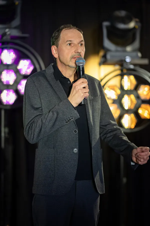 Jean-Pierre Weiner spricht beim 4. Internationalen Speaker Slam in Wiesbaden (© Foto: Justin Bockey)