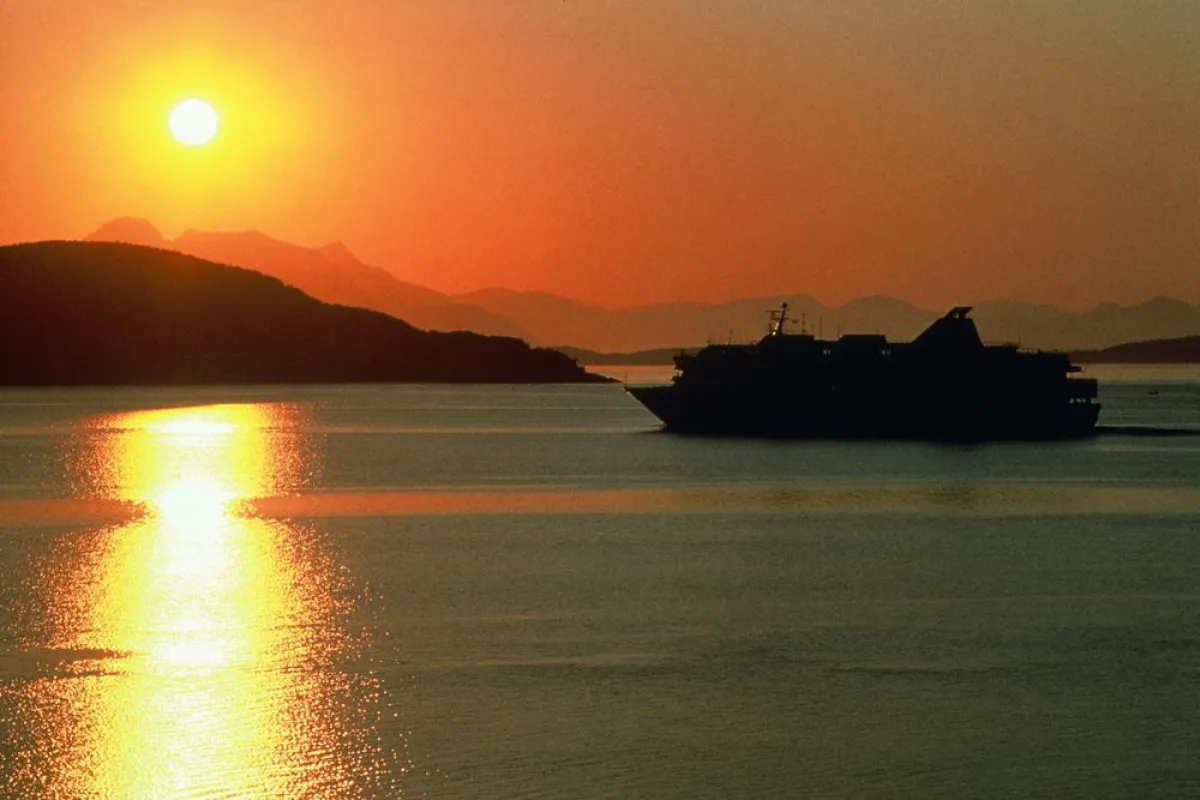 Expedition Sonnenfinsternis: Mit dem Hurtigruten-Schiff vor Norwegens Küste (© Hurtigruten GmbH)