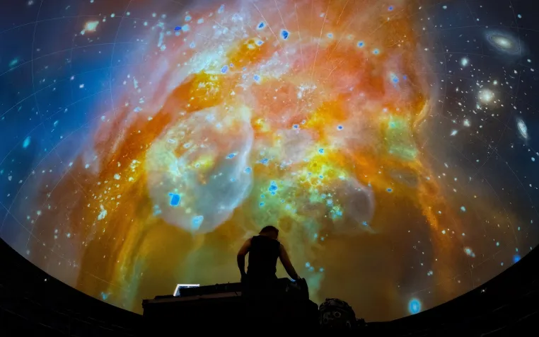Electric Lights – Women in Electronic Music verbindet Fotografie, Planetarium Visuals und elektronische Musik Bild: Electric Lights – Women in Electronic Music verbindet Fotografie, Planetarium Visuals und elektronische Musik