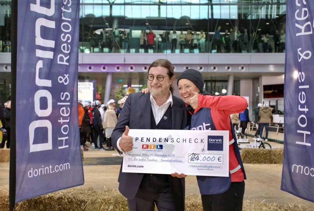 Dorint Chef Dirk Iserlohe zeigt den spontan auf 100.000 € aufgerundeten Scheck