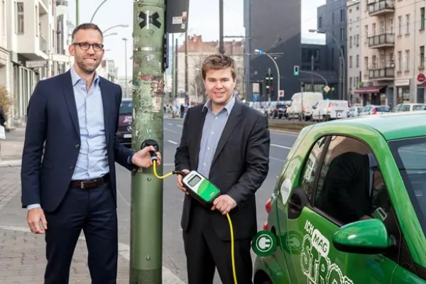 Grundgrünen Strom an der Straßenlaterne laden Bild: Grundgrünen Strom an der Straßenlaterne laden