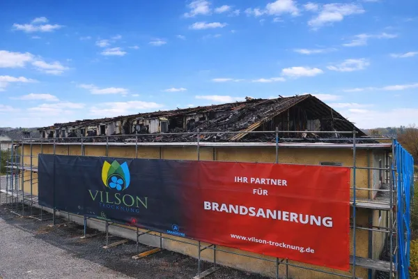 Bild: Vilson Trocknung übernimmt die Brandschadensanierung von 1.000 m² nach dem Großbrand in Schweitenkirchen.