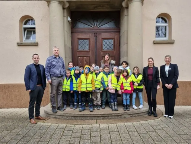 Übergabe von Kinderwarnwesten Bild: Übergabe von Kinderwarnwesten