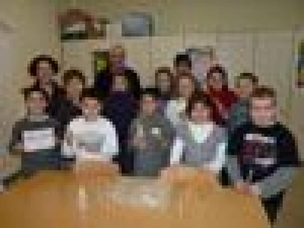Schülerinnen und Schüler der Chemie AG, die ab März von der AWO Junioruniversität durchgeführt wird, präsentieren das Partnerschaftsschild und lernen erste Labormaterialien kennen. Hinten von links: A